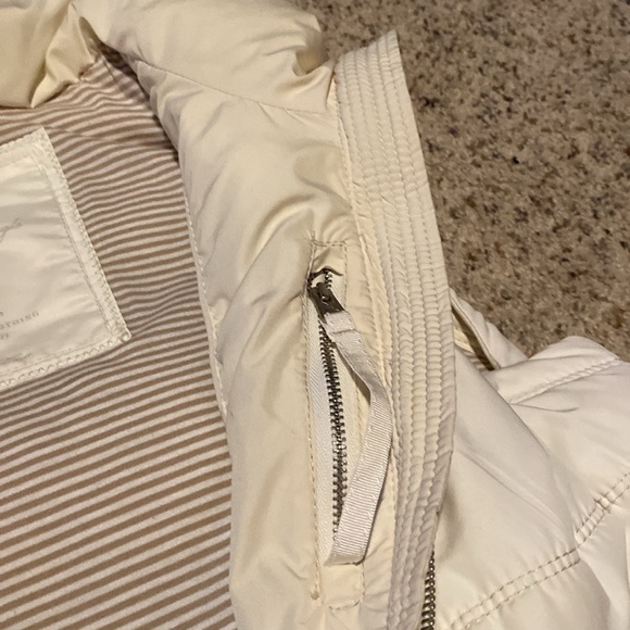 American Eagle Puffer Vest - Picture 5 of 8